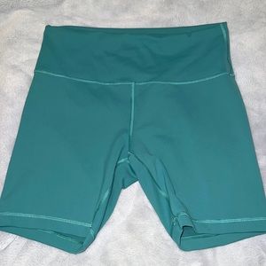 Lululemon 6 in biker shorts